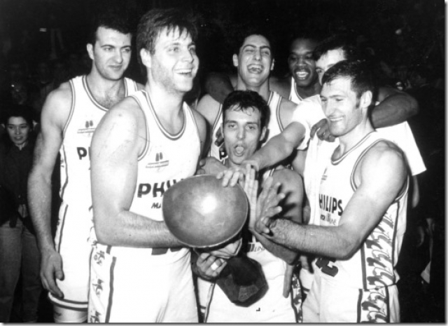 La Philips Milano con la Coppa Korac conquistata nella stagione 1992/93. Si riconoscono Baldi, Pessina, Djordjevic, Alberti, Davis, Rotasperti e Riva.